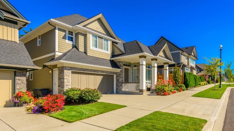 What role does pricing play in selling a house quickly?